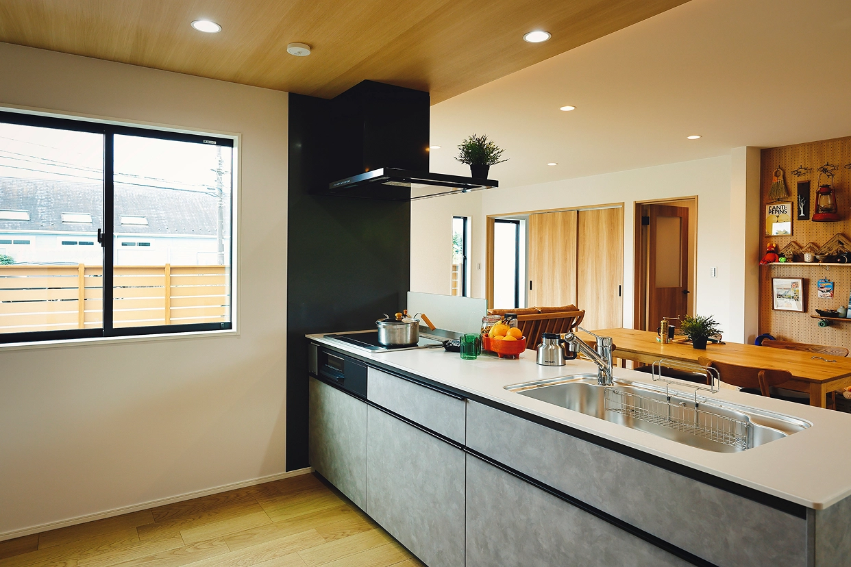 焚き火と風を感じるデッキのある暮らし