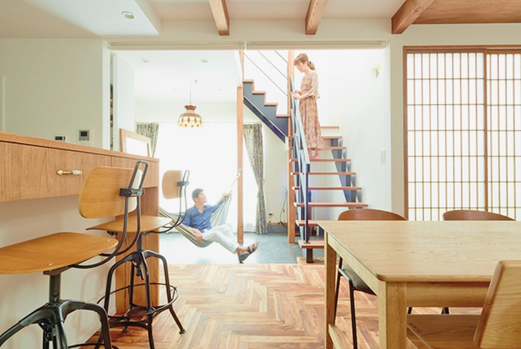 家族の気配と光が行き交うLDK