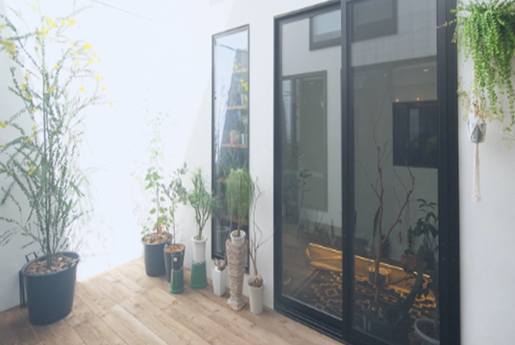 家の中心に開かれた「光に包まれる中庭」