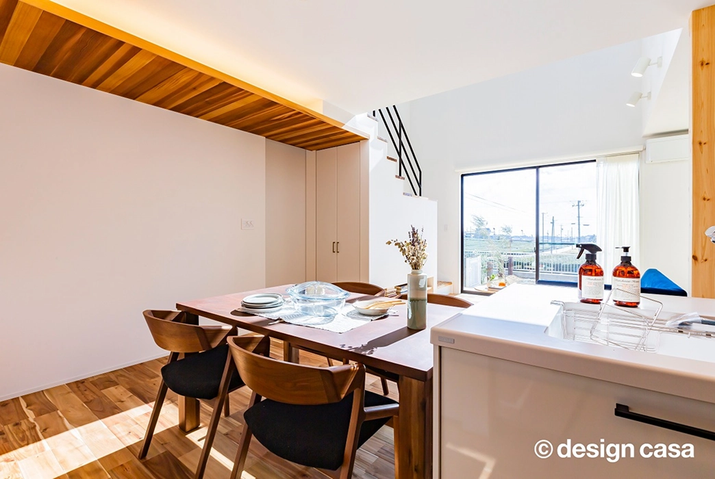 光と木に包まれる食の風景