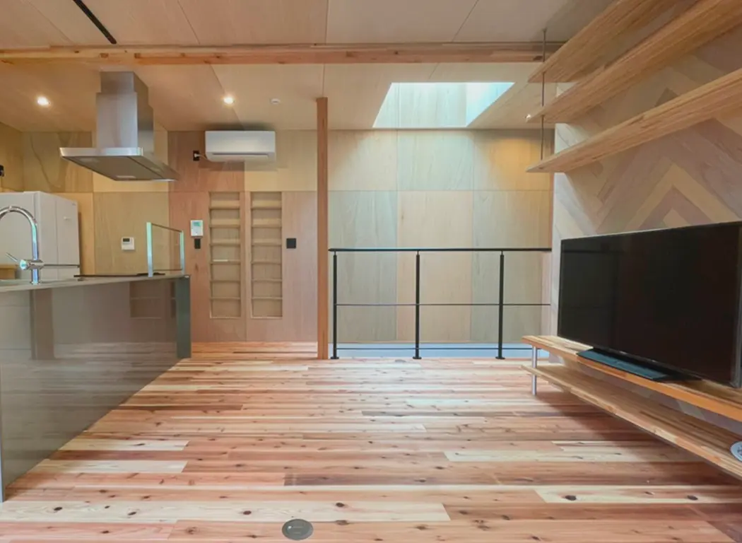 2階リビングで美しい緑を臨む家