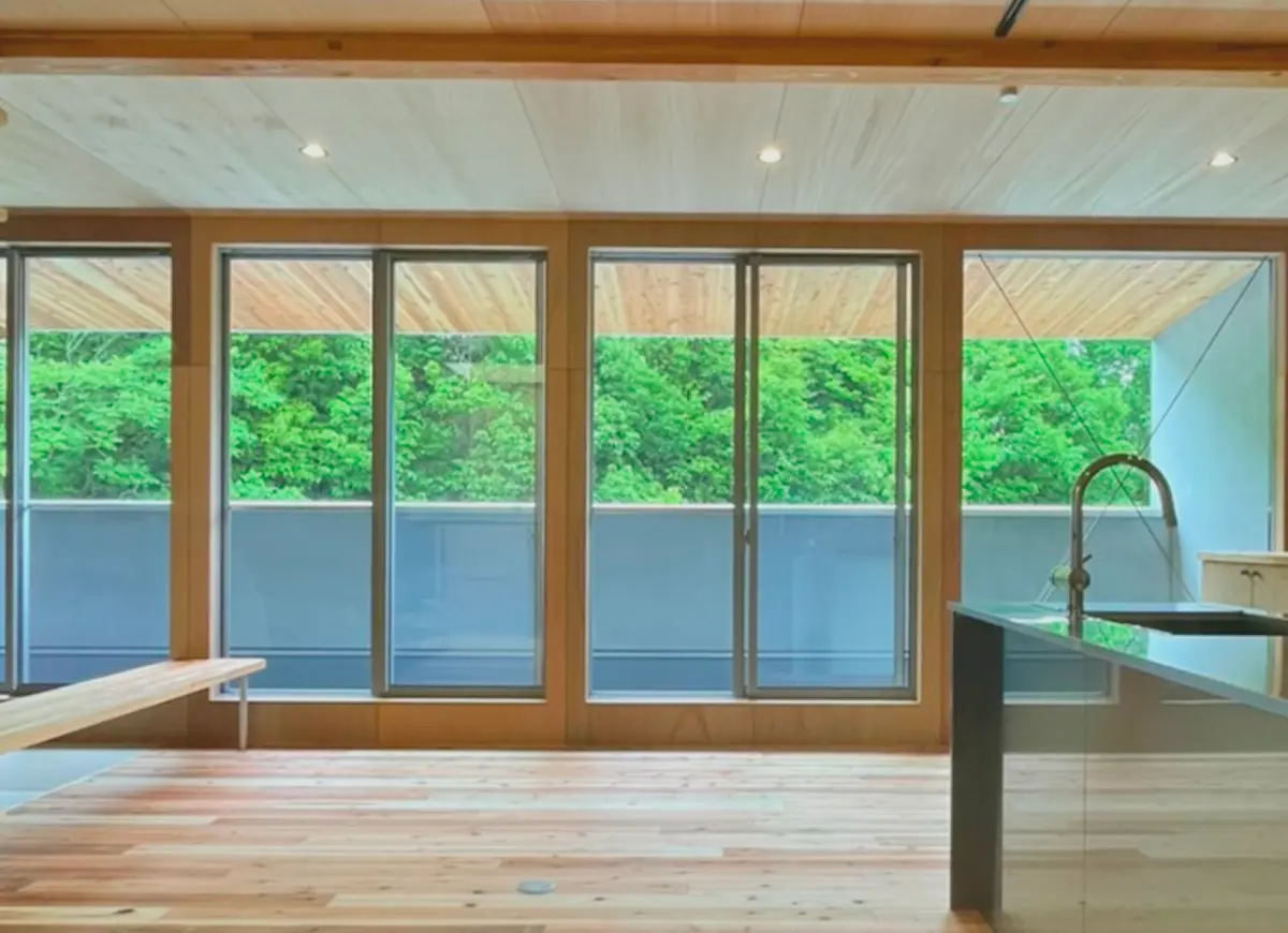 2階リビングで美しい緑を臨む家