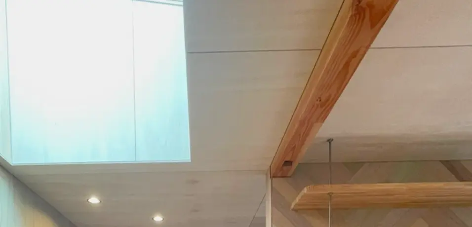 2階リビングで美しい緑を臨む家