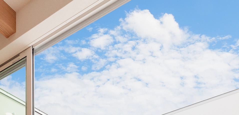 中庭から光取り込む真っ白な家