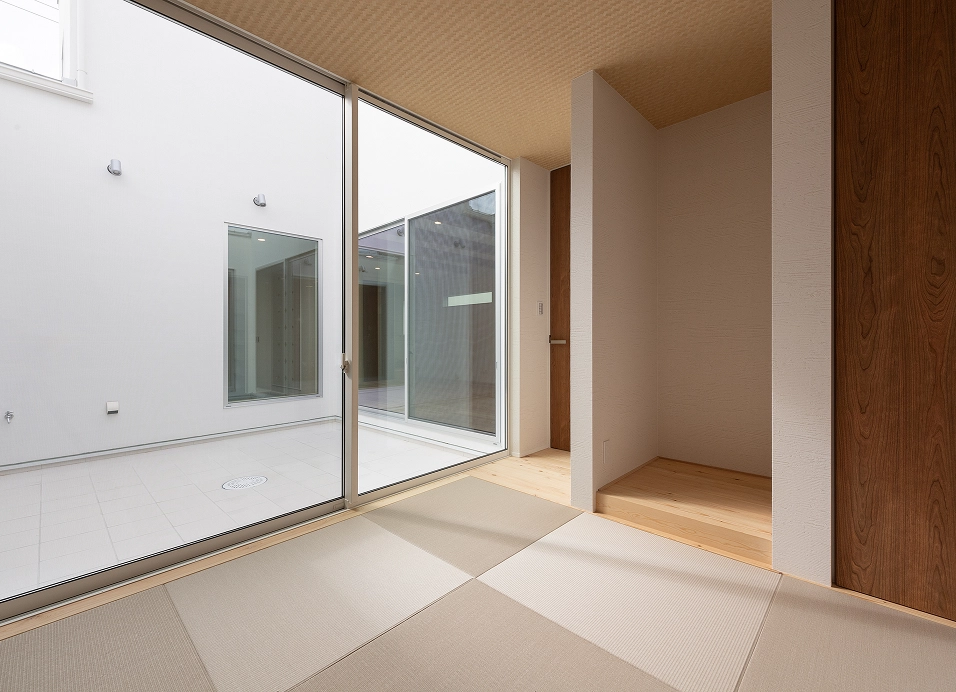 中庭から光取り込む真っ白な家