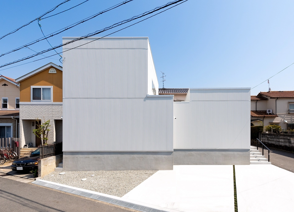 日常に特別な時間もたらす空と繋がる家