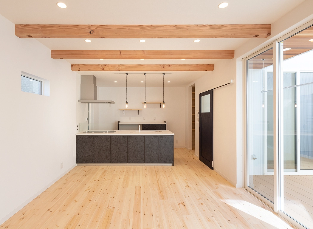 日常に特別な時間もたらす空と繋がる家