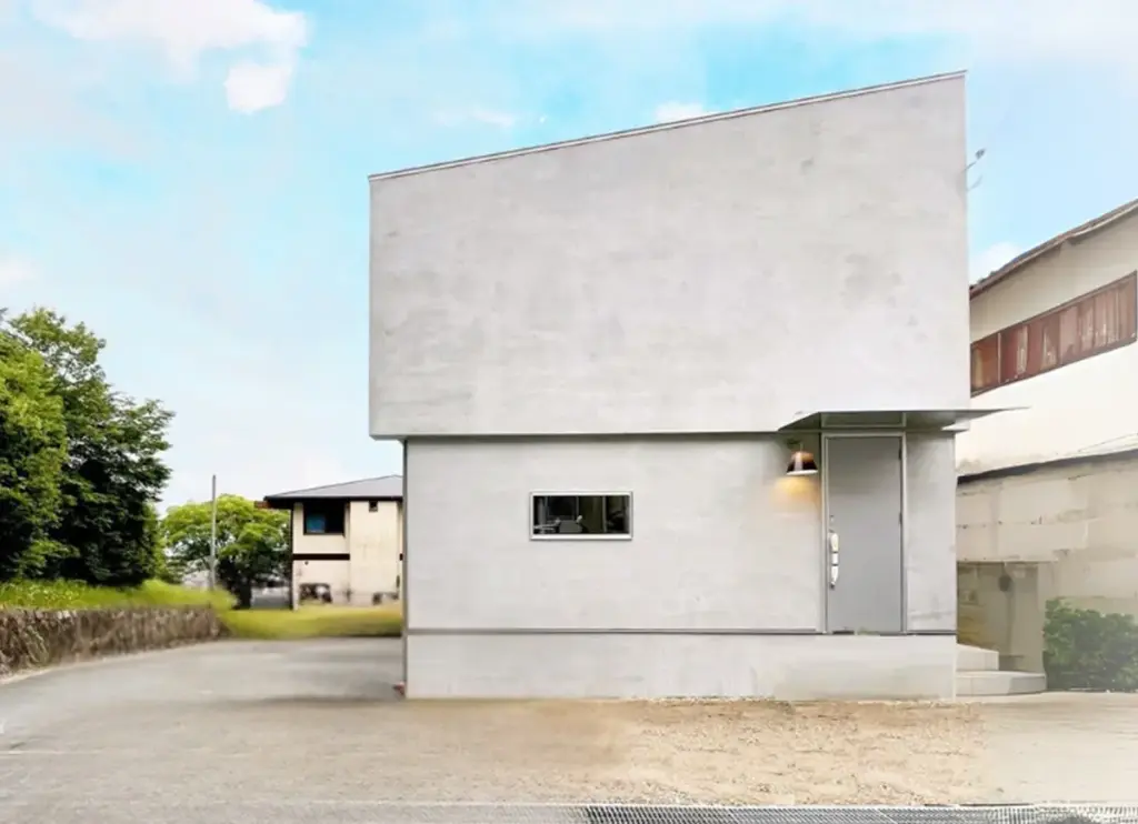 2階リビングで美しい緑を臨む家