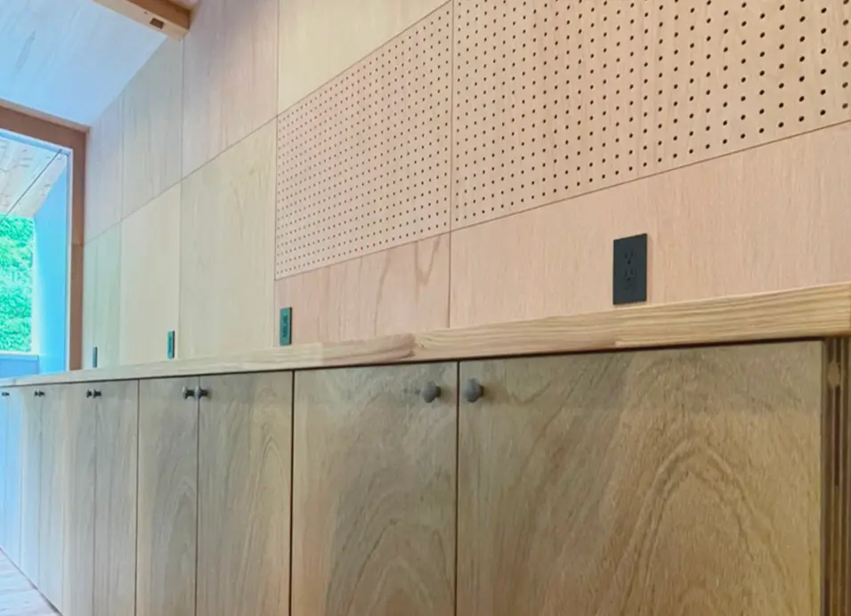 2階リビングで美しい緑を臨む家