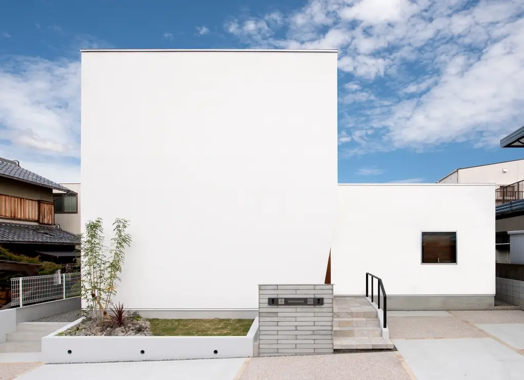 中庭から光取り込む真っ白な家