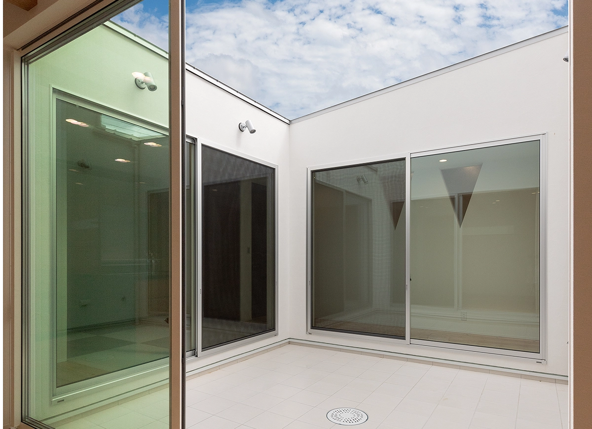 中庭から光取り込む真っ白な家