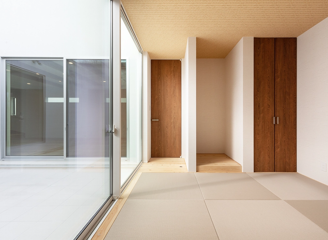 中庭から光取り込む真っ白な家