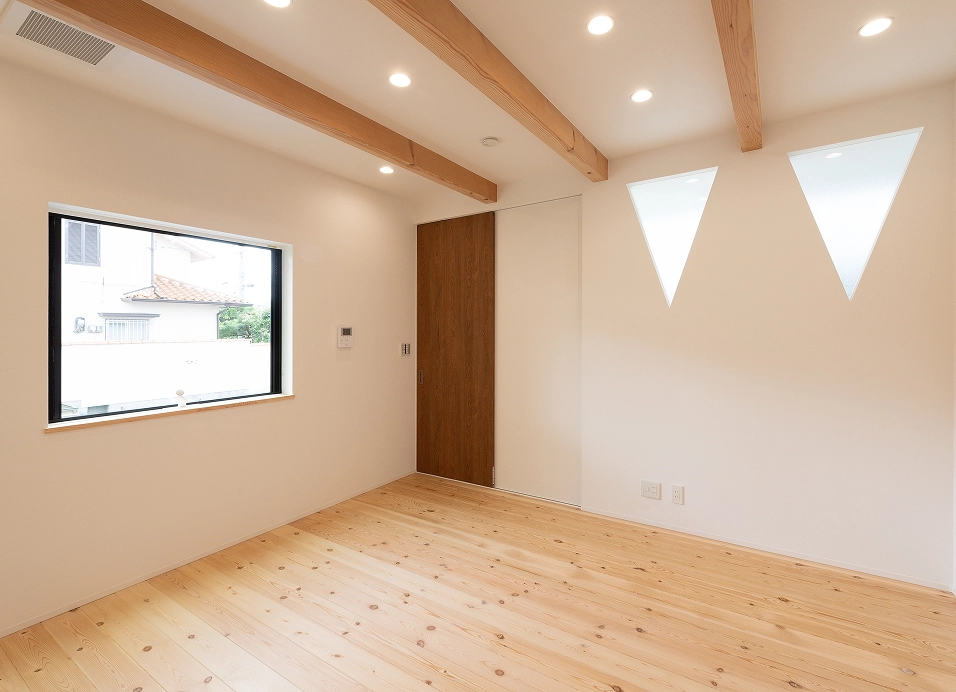 中庭から光取り込む真っ白な家