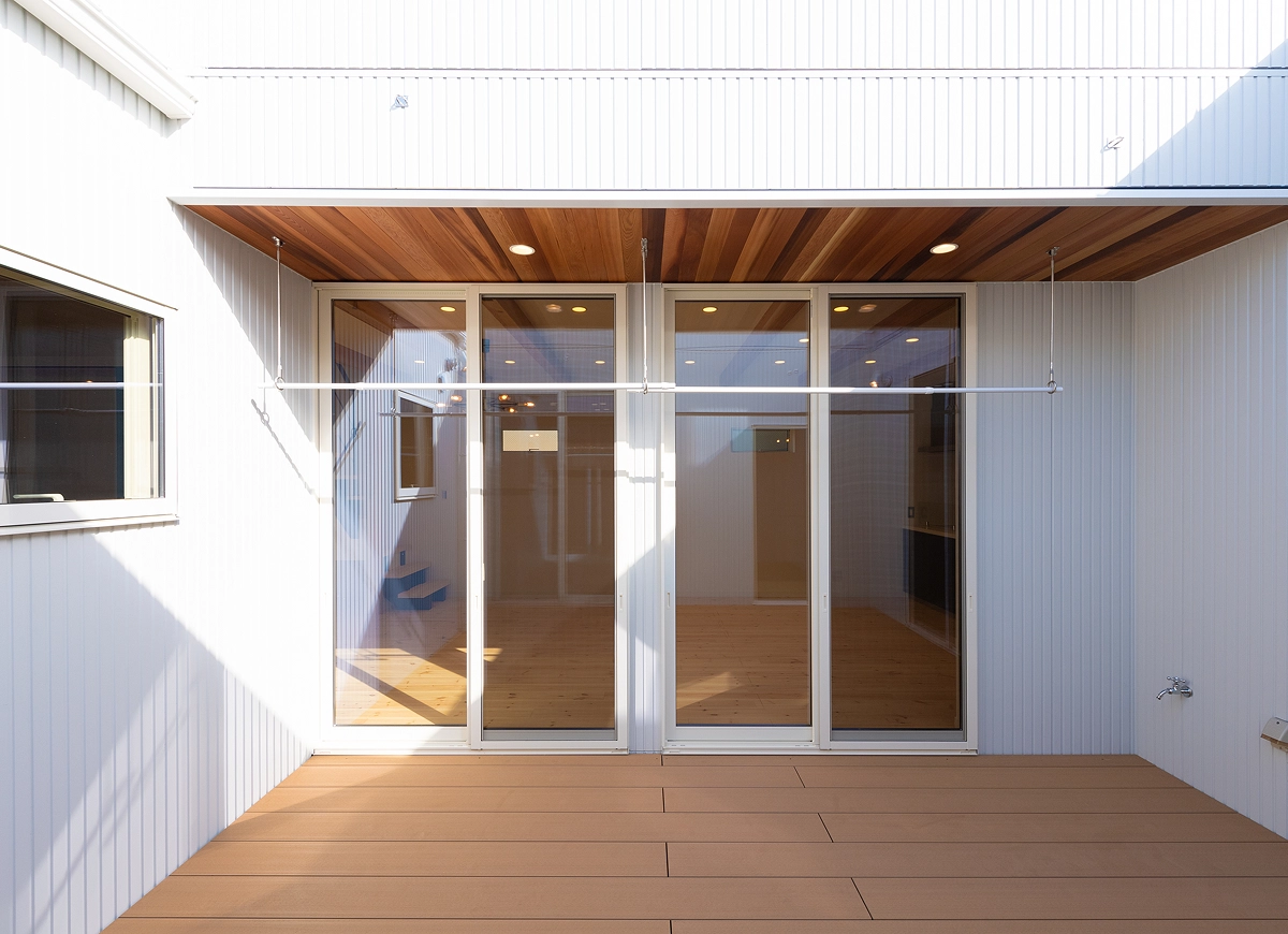 日常に特別な時間もたらす空と繋がる家