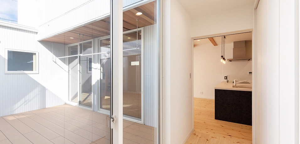 日常に特別な時間もたらす空と繋がる家